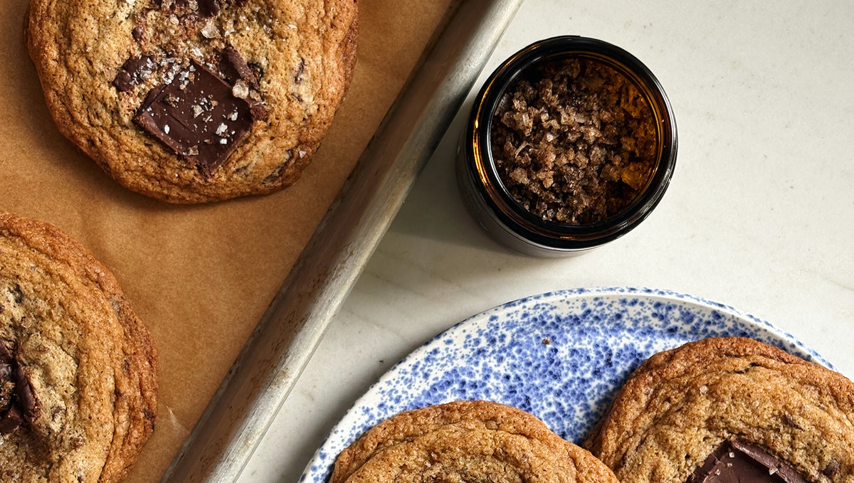 Our Pure Flake Sea Salt meets aromatic vanilla bean paste and ground vanilla beans to create a rich, subtly sweet infusion. 